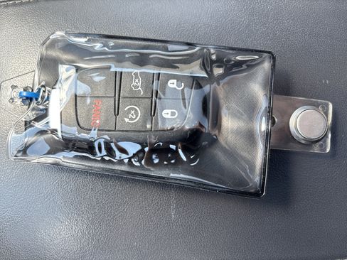 Used 2017 Jeep Grand Cherokee Overland image 36