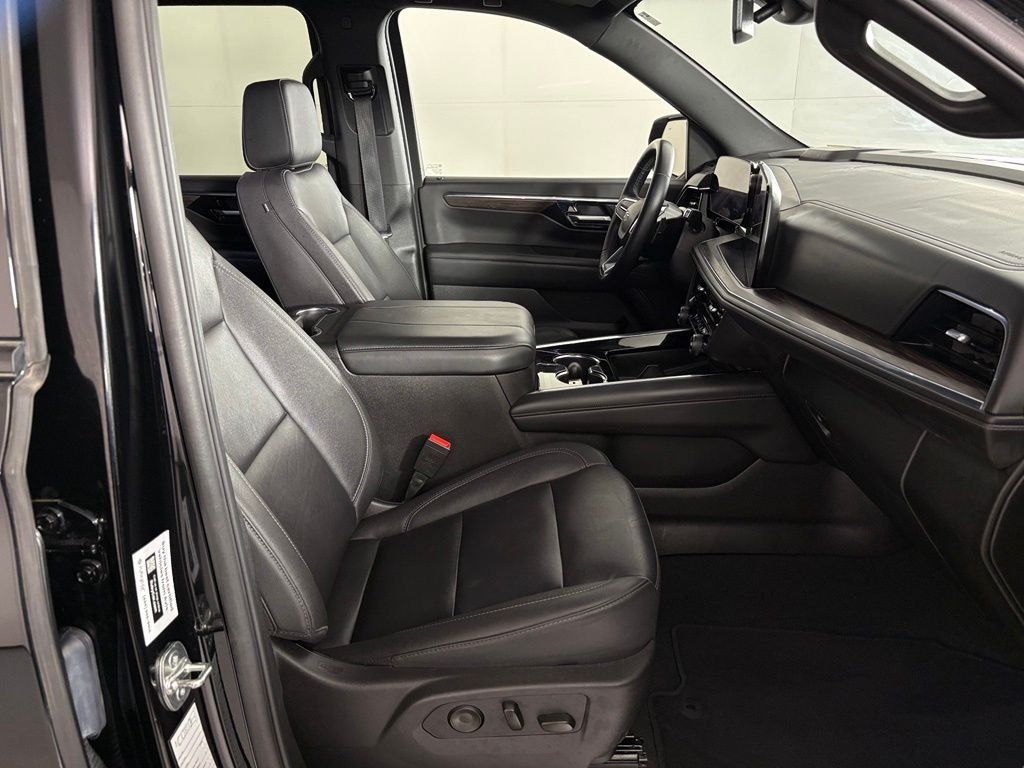 Used 2025 Chevrolet Suburban Z71 AWD/4WD image 44