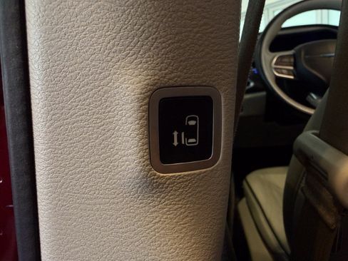 Used 2018 Chrysler Pacifica Limited w/ Advanced Safetytec Group FWD image 44