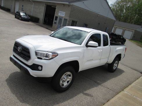 Used 2016 Toyota Tacoma SR5 AWD/4WD image 4