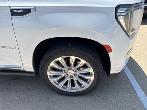 Used 2021 GMC Yukon XL Denali w/ Denali Premium Package AWD/4WD image 4