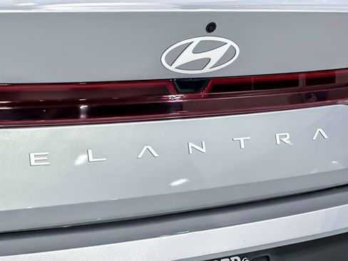 Used 2025 Hyundai Elantra SE FWD image 23