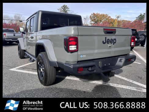 Used 2022 Jeep Gladiator Sport image 3