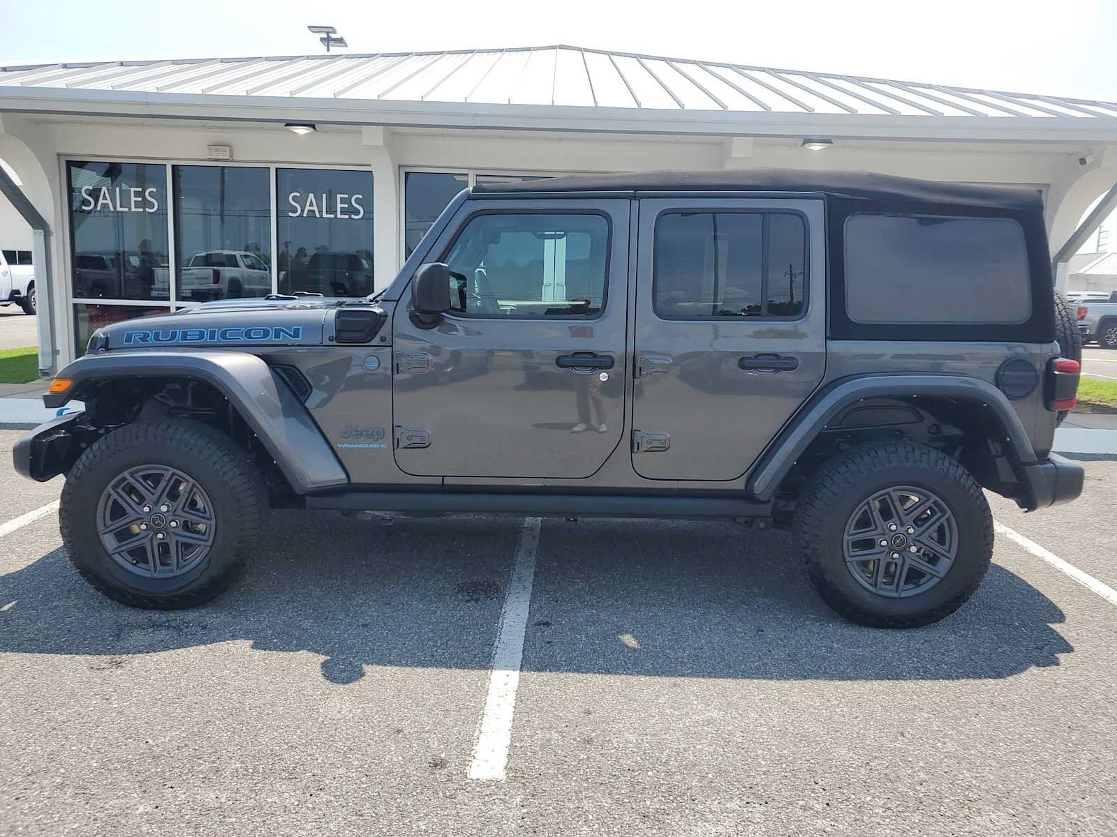 Used 2023 Jeep Wrangler Unlimited Rubicon 4xe AWD/4WD image 2