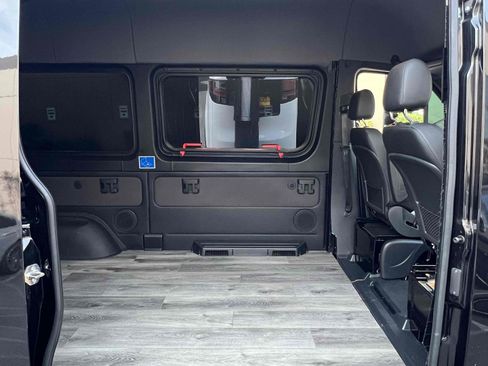 Used 2023 Mercedes-Benz Sprinter 2500 image 31