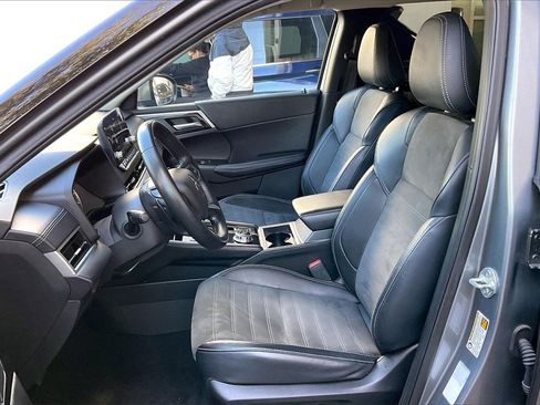 Used 2024 Mitsubishi Outlander SE image 3