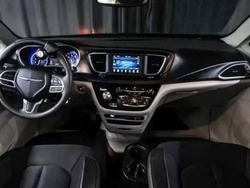 Used 2018 Chrysler Pacifica Touring Plus w/ Tire & Wheel Group FWD image 18