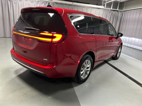 New 2026 Chrysler Pacifica Select image 7