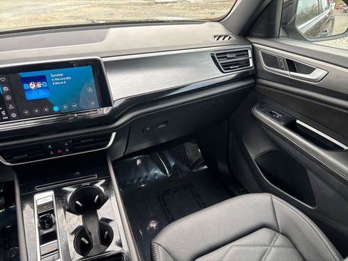 Used 2025 Volkswagen Atlas Cross Sport SE image 31