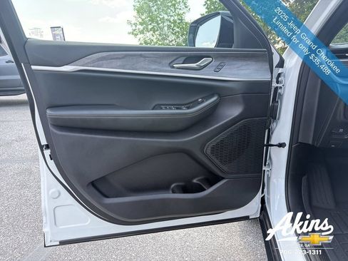 Used 2025 Jeep Grand Cherokee Limited w/ Trailer Tow Package RWD image 16
