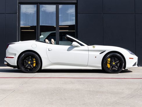 Used 2015 Ferrari California T RWD image 10