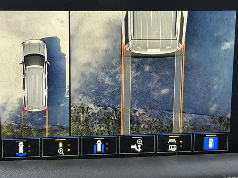 Used 2023 GMC Yukon XL SLT w/ SLT Luxury Package image 12