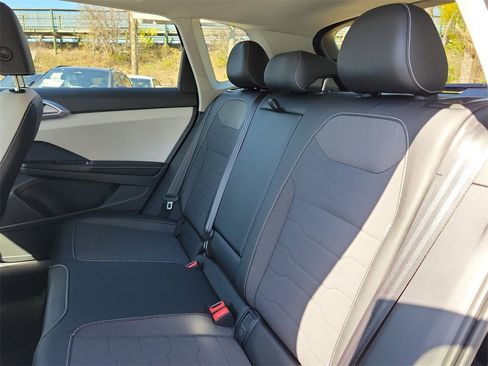 Certified 2025 Volkswagen Taos SE image 9
