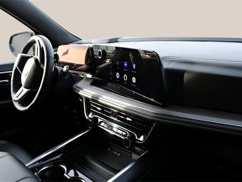 Used 2025 Chevrolet Suburban Z71 image 19