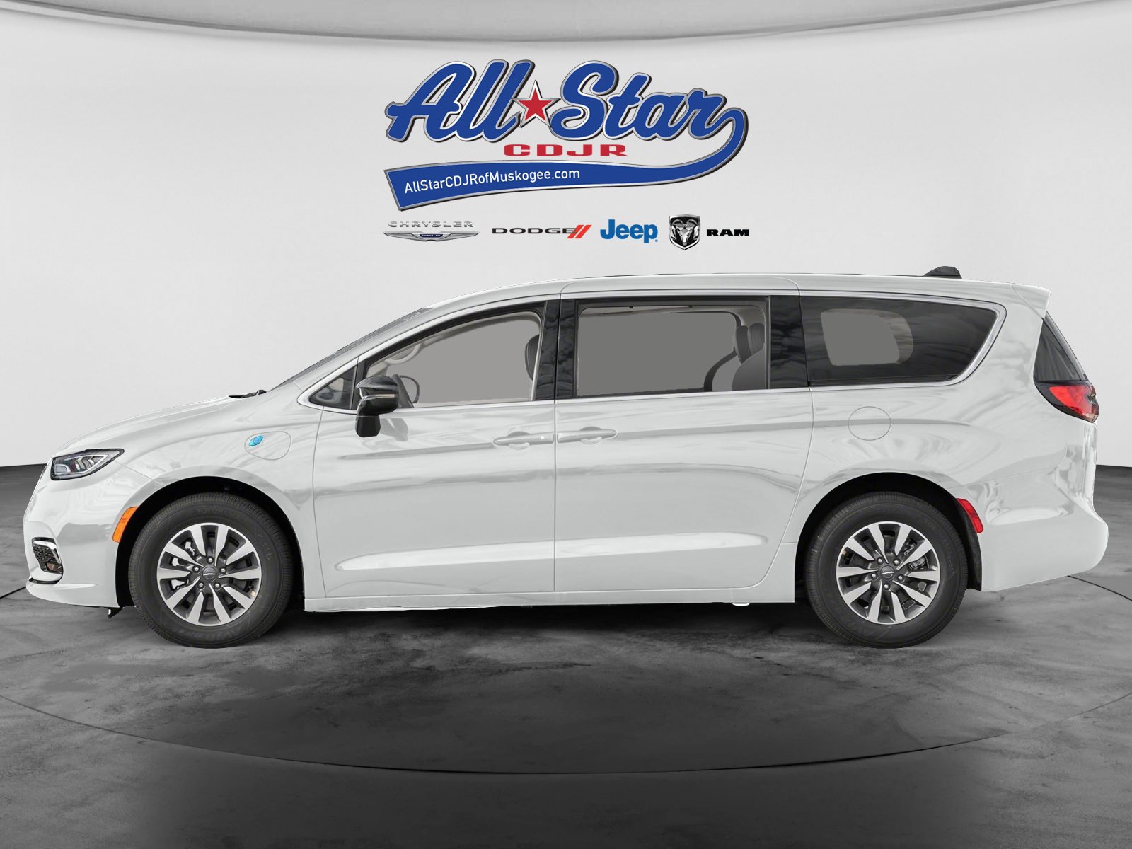 Used 2024 Chrysler Pacifica Limited FWD image 3