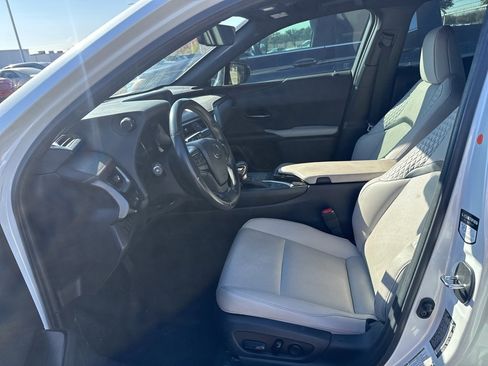 Used 2022 Lexus UX 200 w/ Premium Package image 10