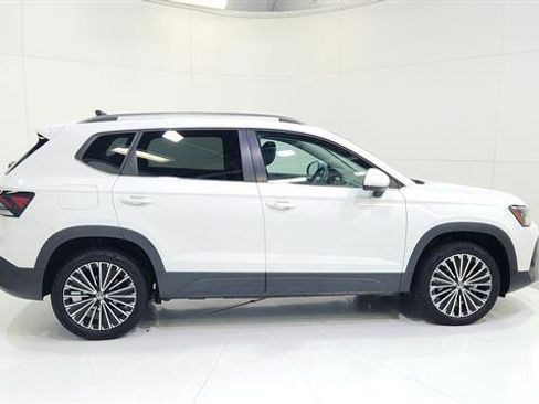 Used 2025 Volkswagen Taos SE image 9