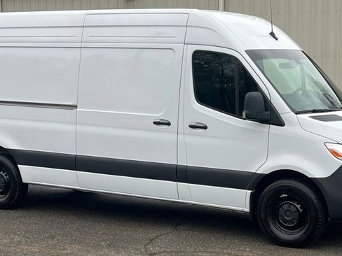 Used 2025 Mercedes-Benz Sprinter 2500 image 3