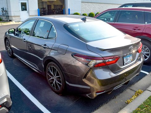 Used 2021 Toyota Camry SE FWD image 18