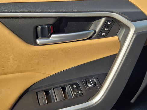 Used 2023 Toyota RAV4 XLE Premium image 21