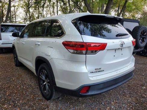 Used 2018 Toyota Highlander LE image 3
