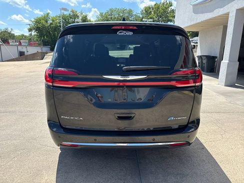 Used 2024 Chrysler Pacifica Limited FWD image 2