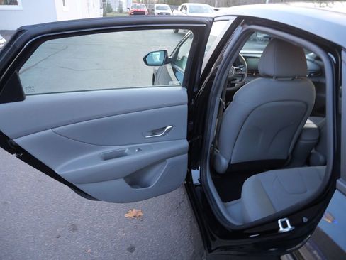 Used 2021 Hyundai Elantra SE image 23