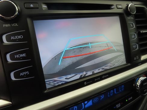 Used 2019 Toyota Highlander SE w/ Nightshade Edition FWD image 19