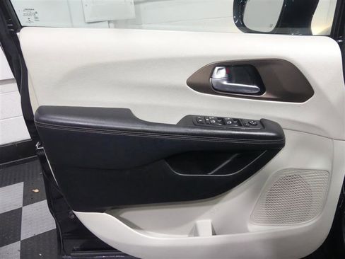 Used 2018 Chrysler Pacifica Touring-L Plus FWD image 18