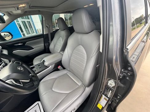Used 2023 Toyota Highlander XLE FWD image 12