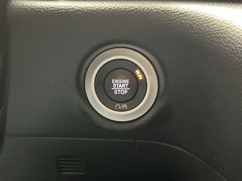 Used 2025 Chrysler Pacifica Select image 20