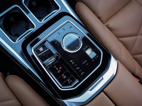 Used 2023 BMW 740i w/ Parking Assistance Package image 33