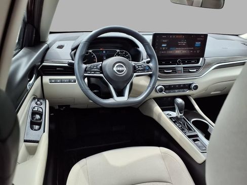 Used 2024 Nissan Altima 2.5 SV w/ SV Premium Package FWD image 4