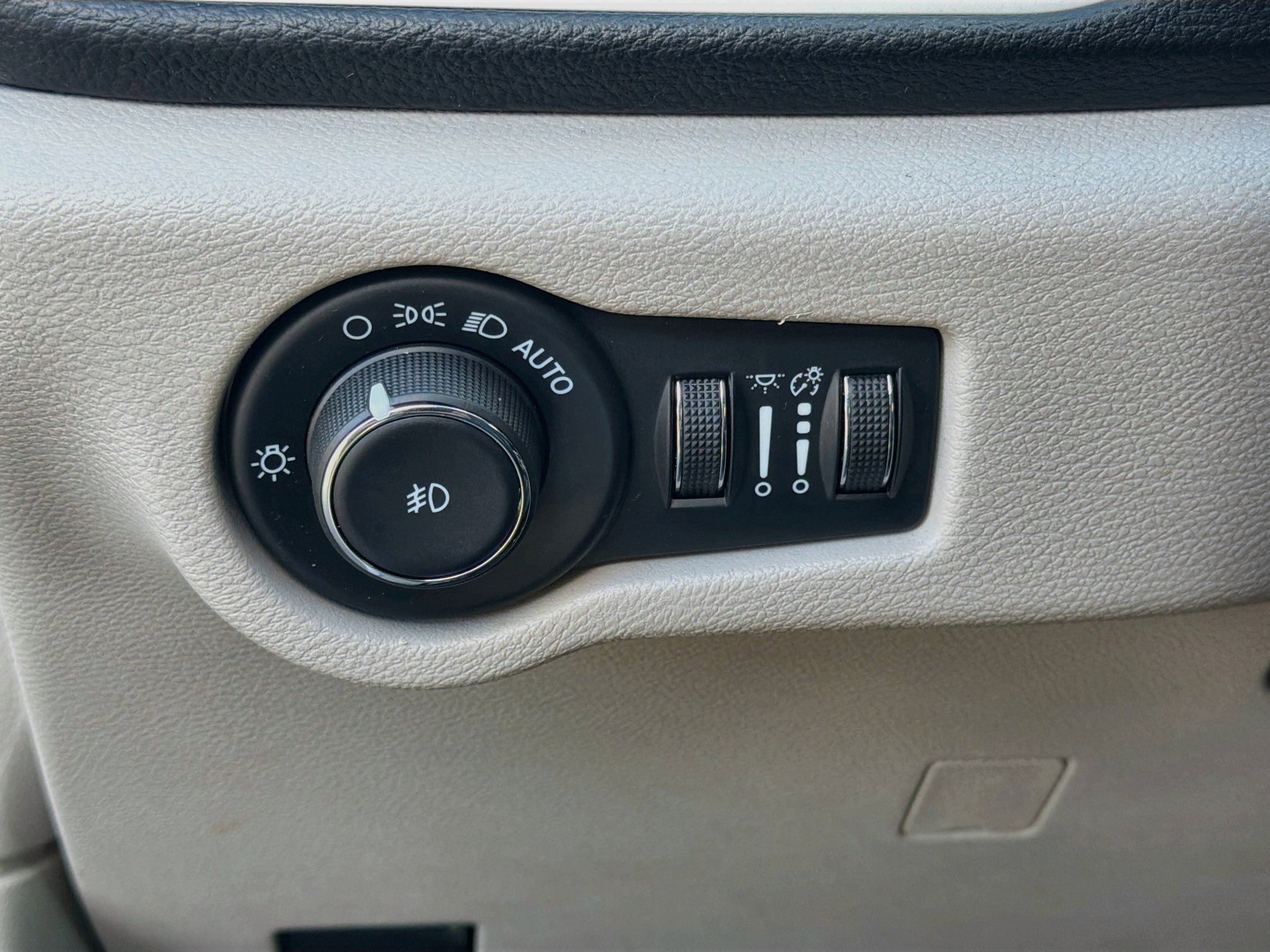 Used 2024 Chrysler Pacifica Limited FWD image 35