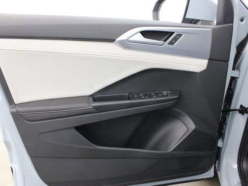 New 2026 Volkswagen Taos SE FWD image 15