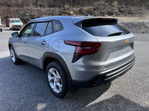 Used 2024 Chevrolet Trax LS w/ LS Convenience Package image 5