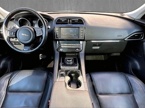 Used 2017 Jaguar F-PACE Prestige image 7