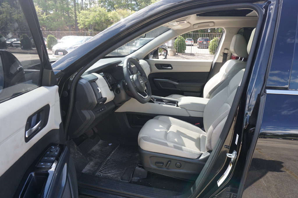 Used 2024 Nissan Pathfinder SL w/ SL Premium Package FWD image 2