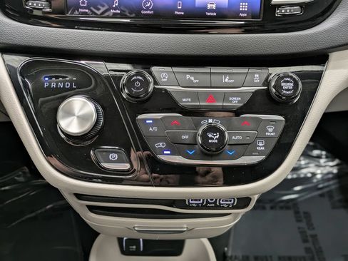 Used 2024 Chrysler Pacifica Touring-L FWD image 37