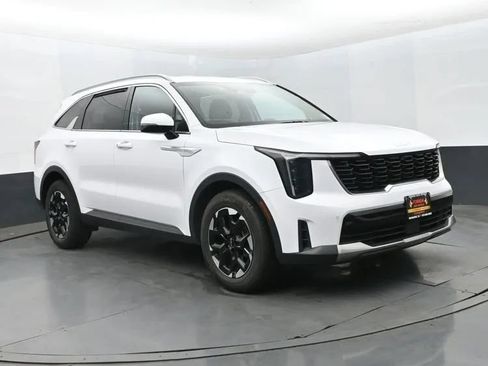 Used 2024 Kia Sorento S FWD image 2
