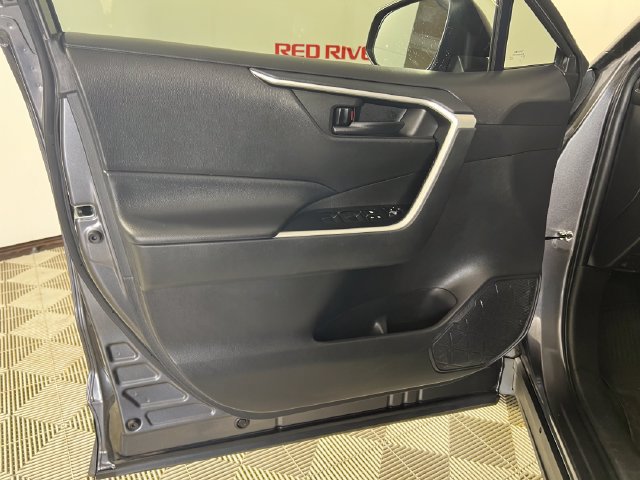Used 2021 Toyota RAV4 LE FWD image 11