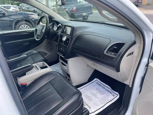 Used 2015 Chrysler Town & Country Touring w/ Driver Convenience Group FWD image 18