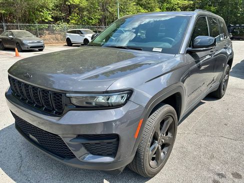Used 2023 Jeep Grand Cherokee Altitude AWD/4WD image 3