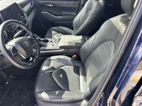 Used 2021 Toyota Highlander XLE image 19