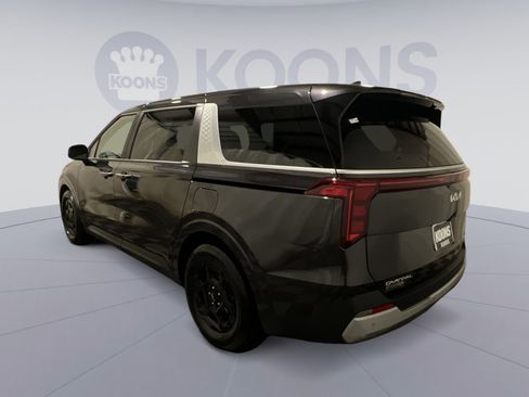 Used 2025 Kia Carnival FWD image 8