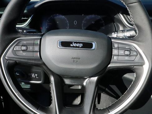 New 2025 Jeep Grand Cherokee Laredo image 3