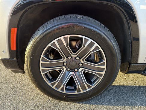 Used 2024 Jeep Wagoneer L Series II w/ Flexible Seating Group image 9