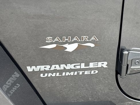 Used 2017 Jeep Wrangler Unlimited Sahara AWD/4WD image 8