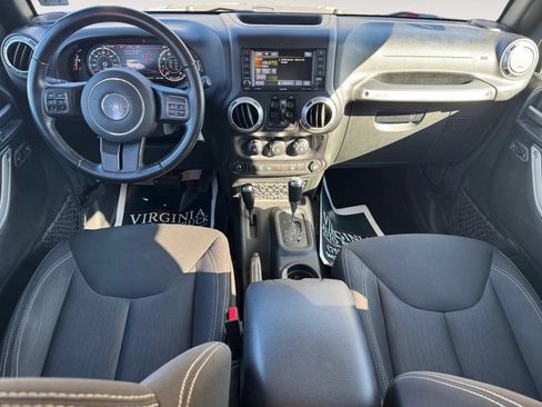 Used 2017 Jeep Wrangler Unlimited Rubicon w/ Connectivity Group AWD/4WD image 10