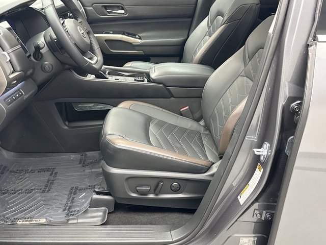 Used 2023 Nissan Pathfinder Platinum AWD/4WD image 11